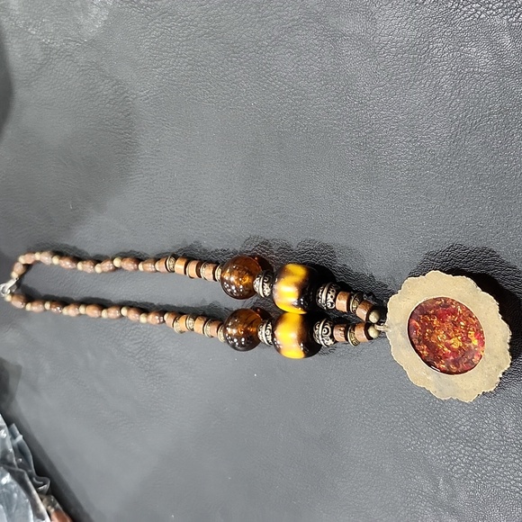 VINTAGE 1960s CONFETTI LUCITE CABOCHON MEDALLION BEADED NECKLACE - Picture 2 of 2